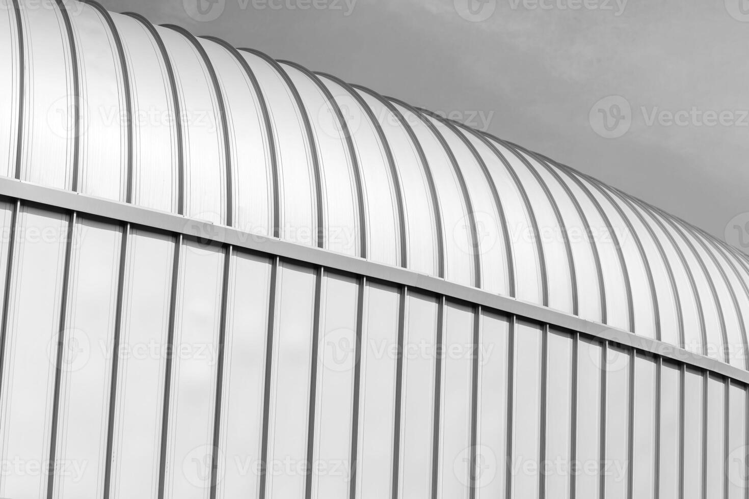 schwarz und Weiß modern Gebäude bedeckt mit Metall Aluminium Tafeln. foto