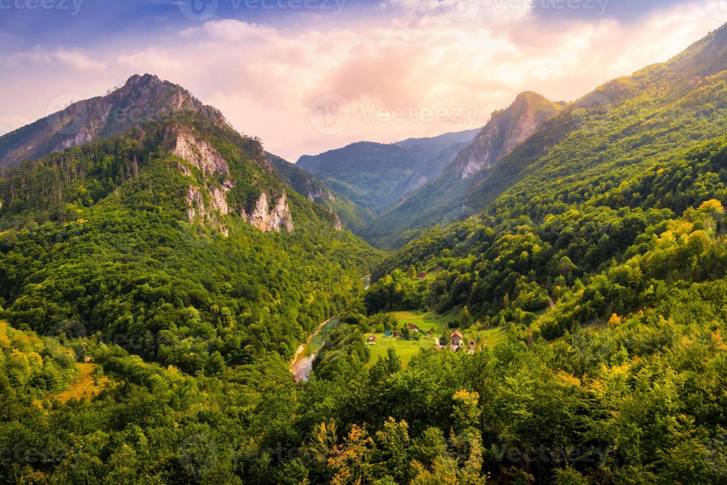 hoch Berge von Tara Fluss Schlucht beim Sonnenuntergang mit wolkig Himmel. foto