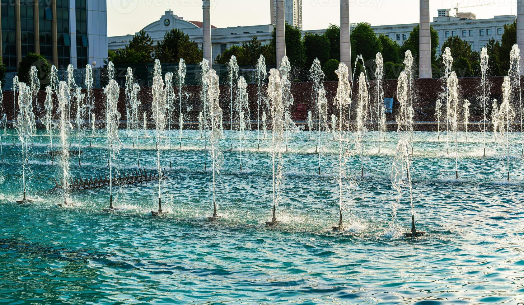 Brunnen beleuchtet durch Sonnenlicht beim Sonnenuntergang oder Sonnenaufgang im das Park beim Sommer. foto