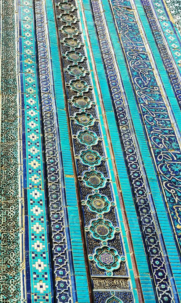 geometrisch traditionell islamisch Ornament. Fragment von ein Keramik Mosaik. foto