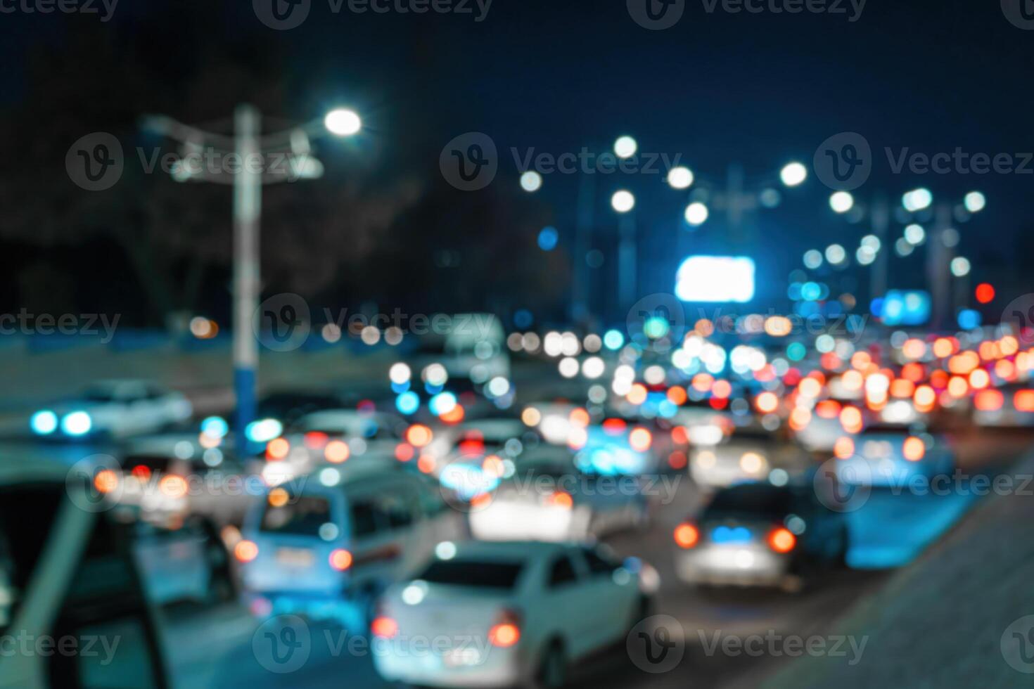 verschwommen Auto der Verkehr Licht beim Nacht Stadt. der Verkehr Marmelade im Abend eilen Stunde. foto