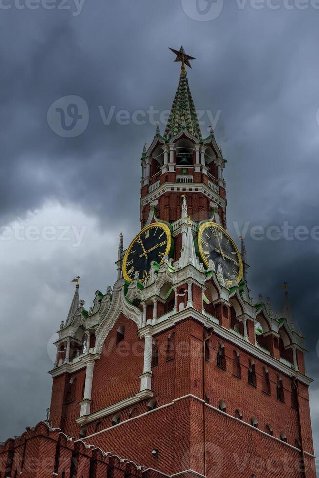 rot Quadrat. spasskaya Turm mit ein Uhr. Versammlung Wolken Über das kreml. Moskau, Russland. foto