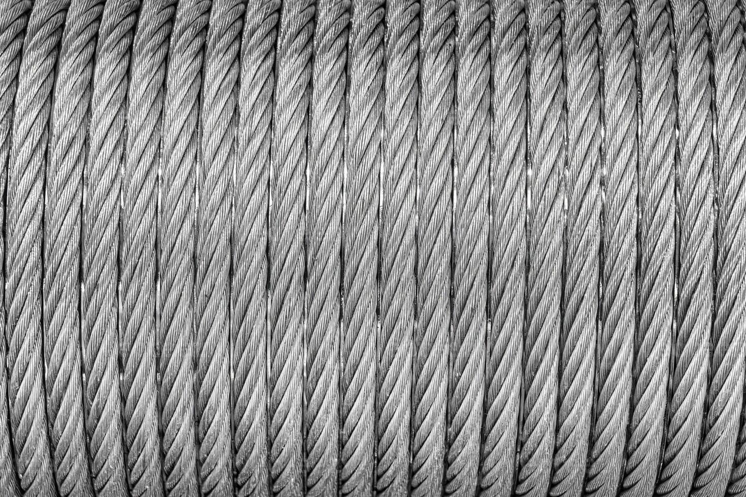 das Textur von ein Neu rostfrei Stahl Kabel eingewickelt im ein Spule. abstrakt Hintergrund. foto