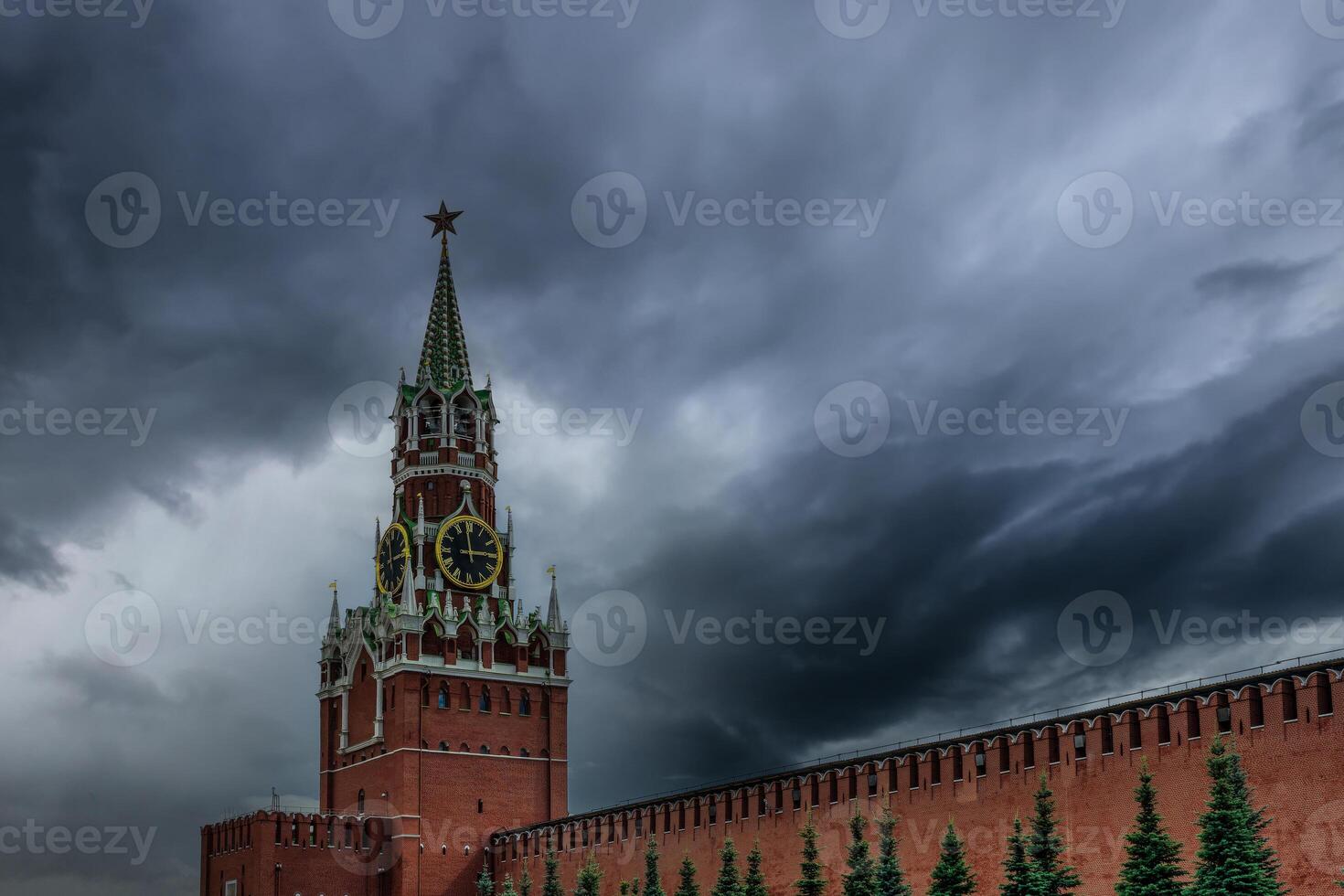 rot Quadrat. spasskaya Turm mit ein Uhr. Versammlung Wolken Über das kreml. Moskau, Russland. foto