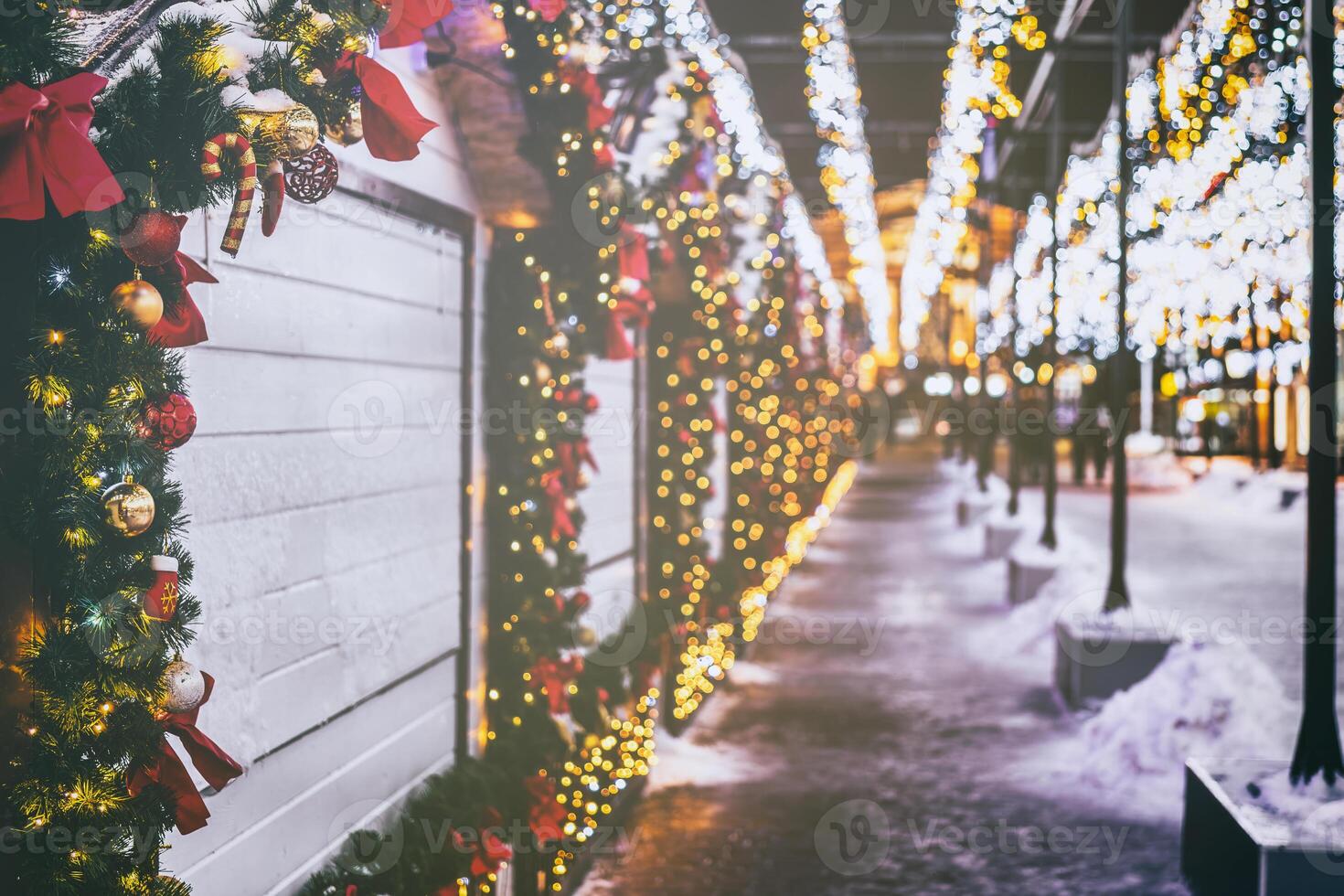 Weihnachten oder Neu Jahre Markt im ein Europa mit Häuser dekoriert mit Spielzeug Bälle und Girlanden beim Nacht. Jahrgang Film ästhetisch. foto