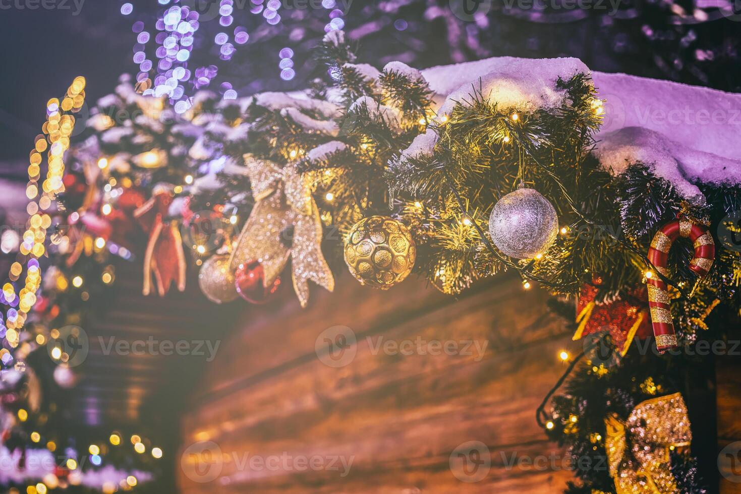 Weihnachten oder Neu Jahre Markt im ein Europa mit Häuser dekoriert mit Spielzeug Bälle und Girlanden beim Nacht. Jahrgang Film ästhetisch. foto