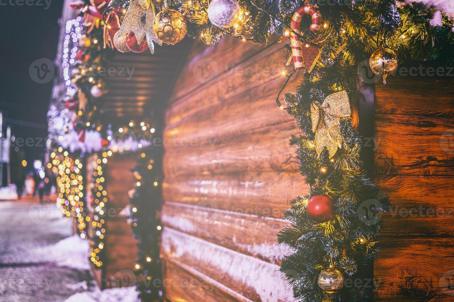 Weihnachten oder Neu Jahre Markt im ein Europa mit Häuser dekoriert mit Spielzeug Bälle und Girlanden beim Nacht. Jahrgang Film ästhetisch. foto