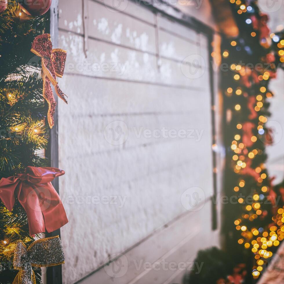 Weihnachten oder Neu Jahre Markt im ein Europa mit Häuser dekoriert mit Spielzeug Bälle und Girlanden beim Nacht. Jahrgang Film ästhetisch. foto