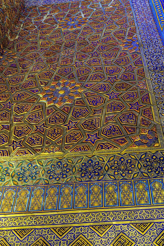 Ornament von das Innere von das gur Emir Mausoleum im Samarkand, Usbekistan. Muslim orientalisch traditionell geometrisch Ornament. foto