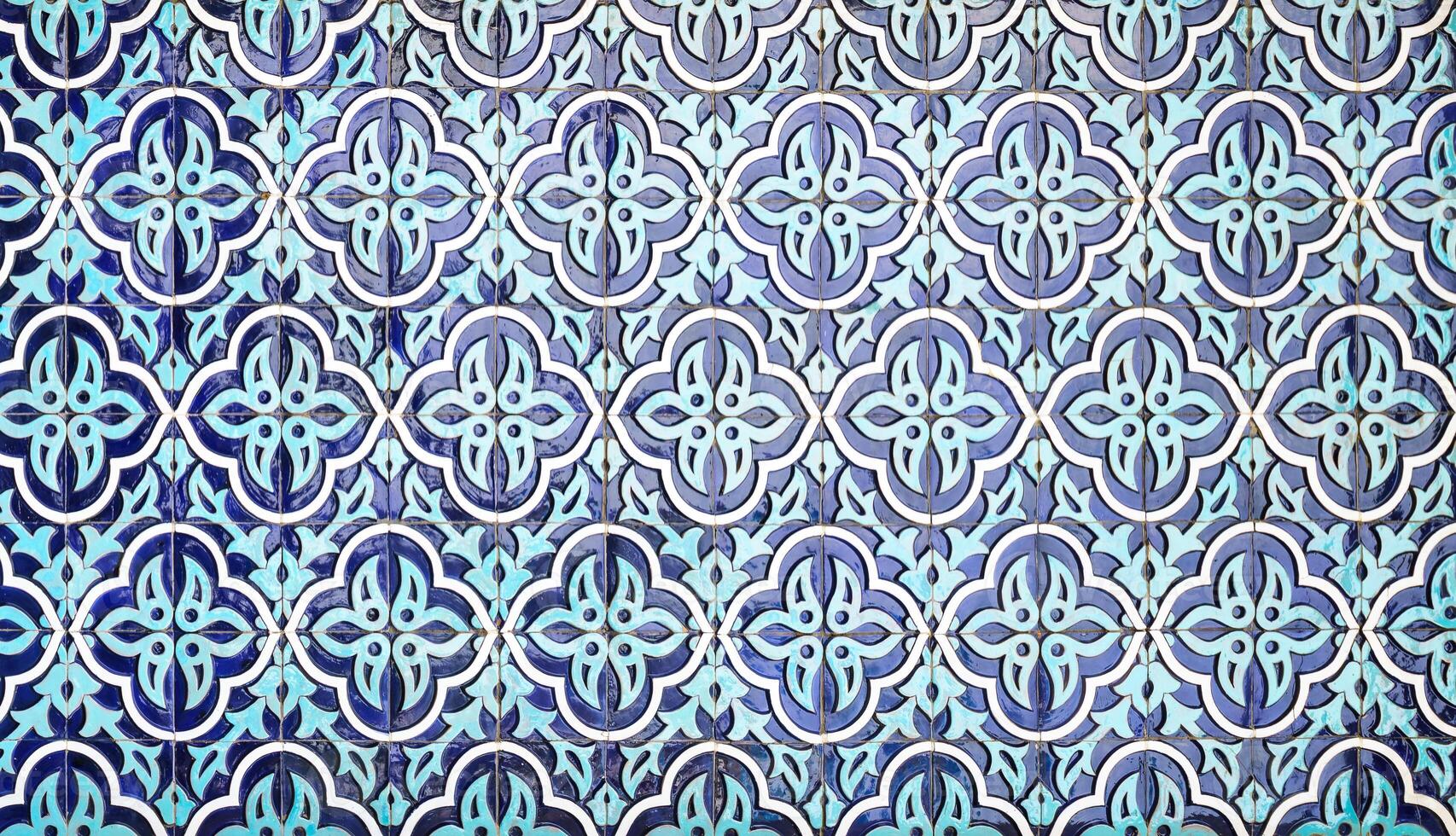 geometrisch traditionell islamisch Ornament. Fragment von ein Keramik Mosaik. abstrakt Hintergrund. foto