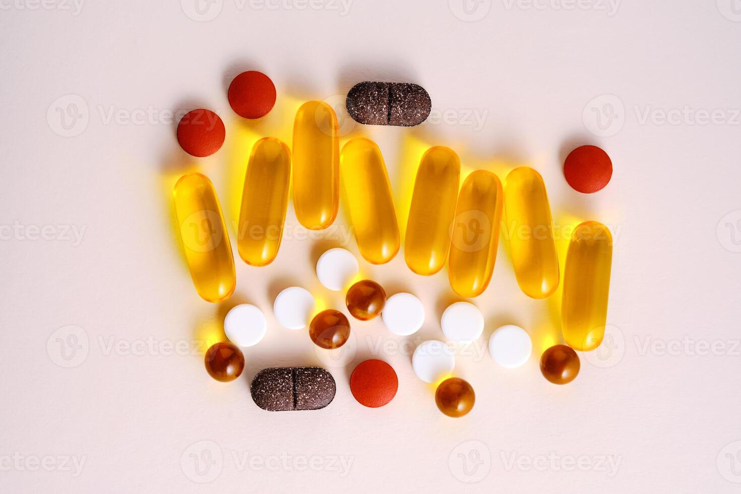 Pillen, Vitamine und Diät Ergänzungen auf ein Beige Hintergrund. foto