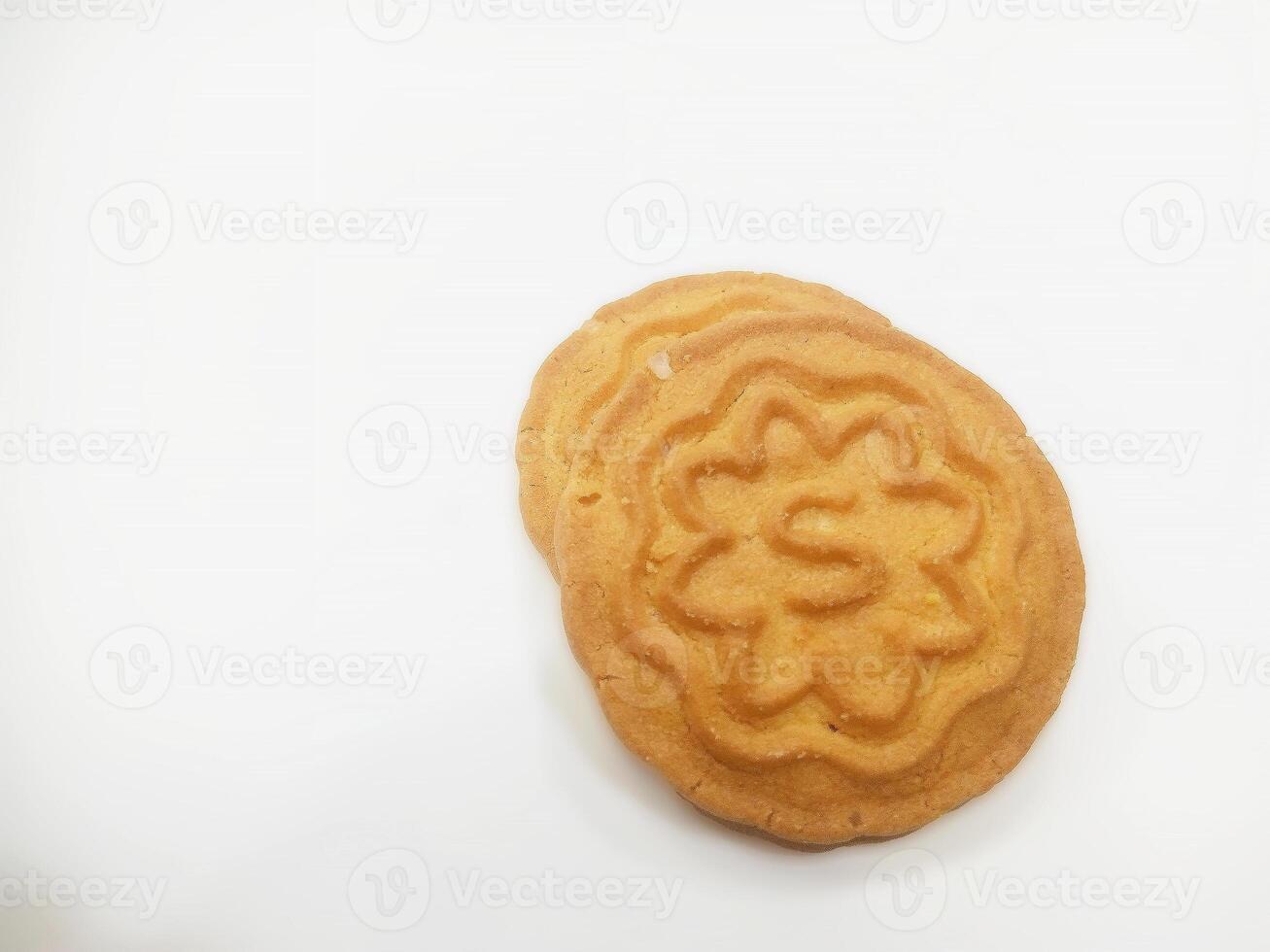 Weizen Kekse Kekse - - ein Stapel von köstlich Weizen runden Kekse mit ein wenige Krümel isoliert auf Weiß foto