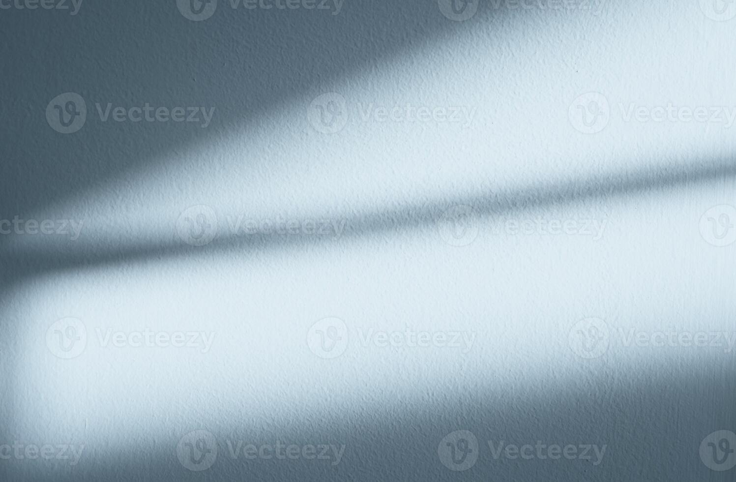 Blau Mauer Hintergrund, Beton Textur mit Schatten diagonal, leer Zement Zimmer mit Sonnenlicht reflektieren auf Blau körnig. Licht bewirken zum einfarbig Foto, Attrappe, Lehrmodell, Simulation, Produkt Design Präsentation foto