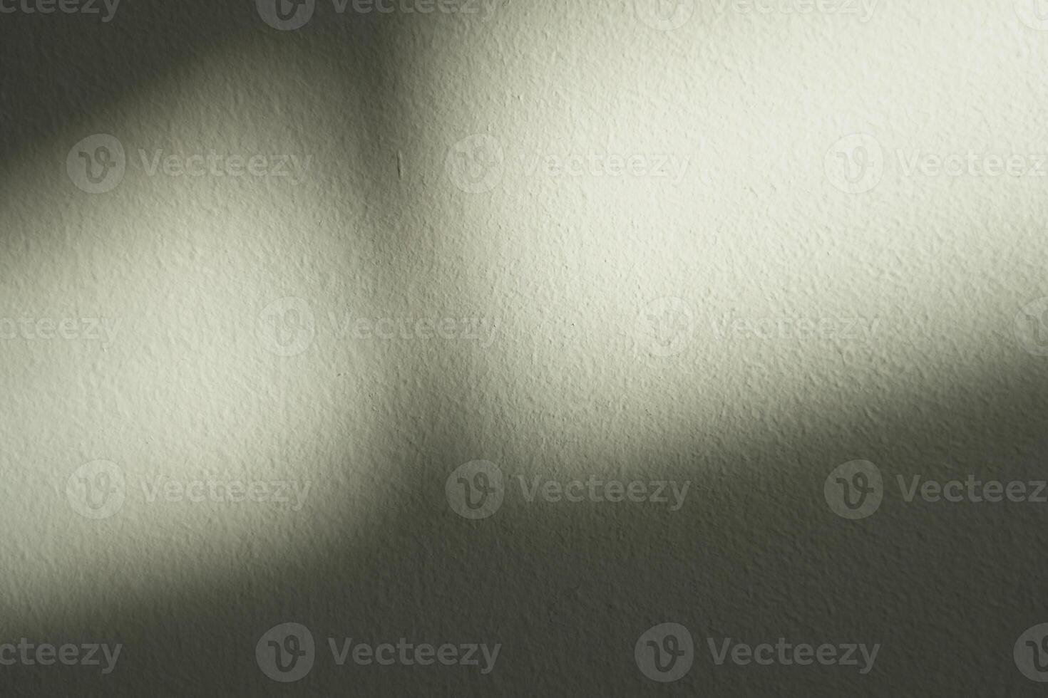 Grün Hintergrund, Wand Zement Rau Textur mit Sonnenlicht, Hintergrund Zimmer Anzeige mit Schattenlicht Reflexion, leer Studio Küche Mauer mit Sonnenschein bewirken Overlay foto