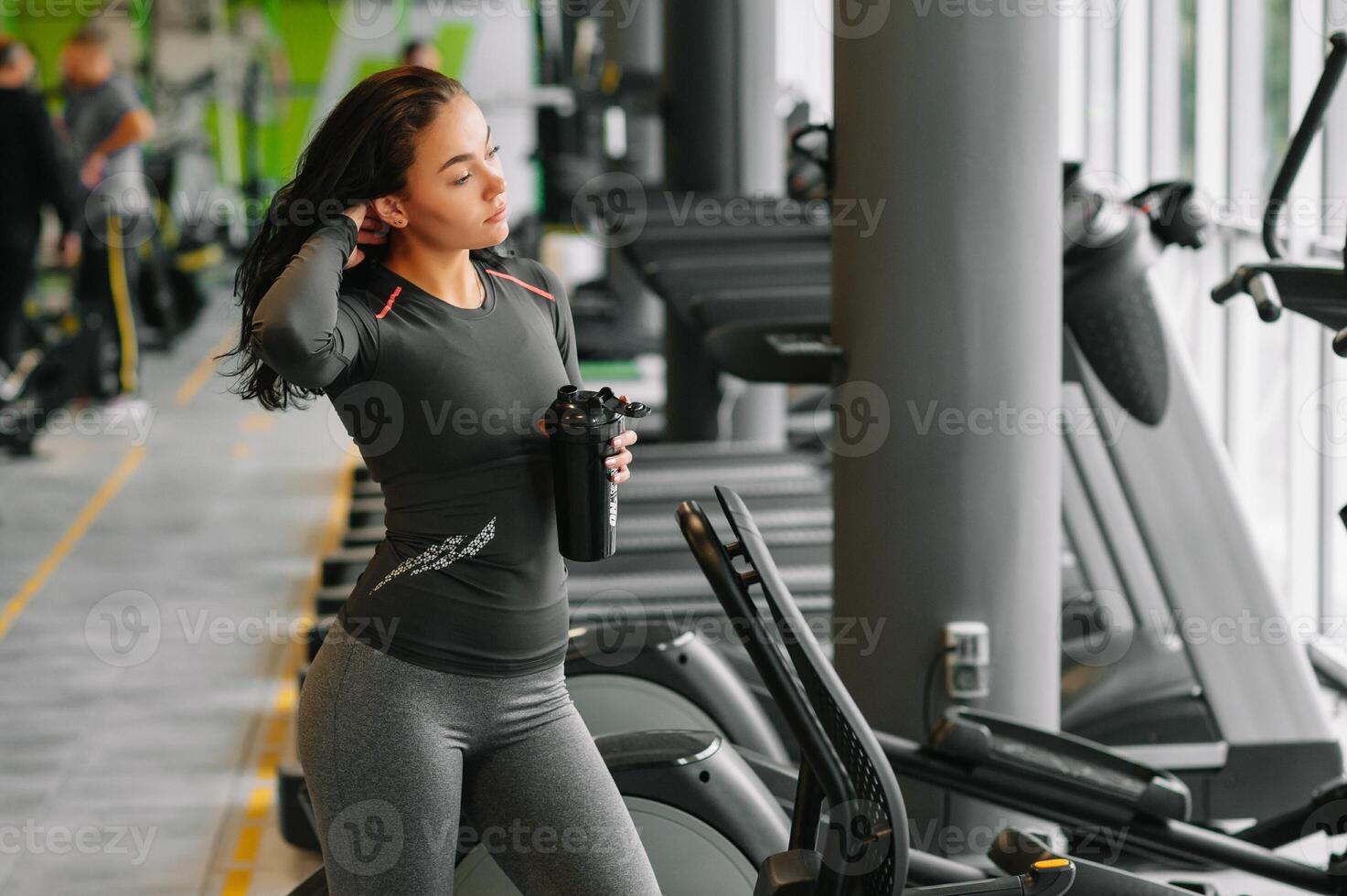 jung schön Frau Trinken Wasser im Sport Fitnessstudio. foto