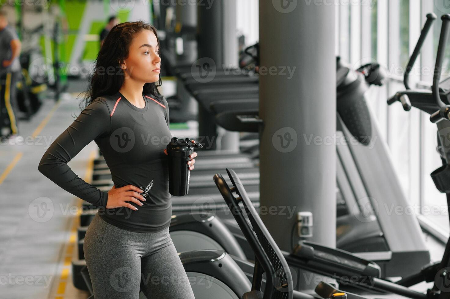 jung schön Frau Trinken Wasser im Sport Fitnessstudio foto