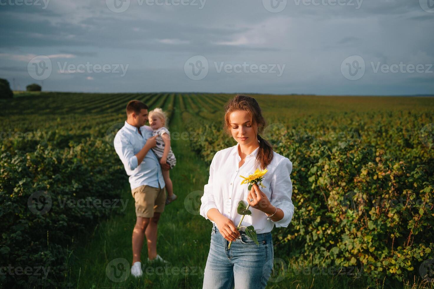 glücklich Familie mit wenig Tochter Ausgaben Zeit zusammen im sonnig Feld. foto