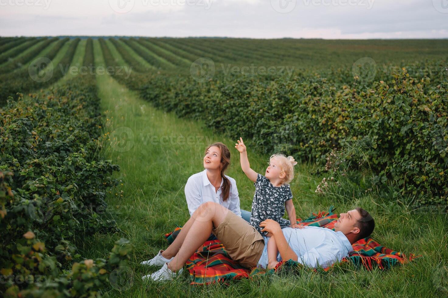 glücklich Familie mit wenig Tochter Ausgaben Zeit zusammen im sonnig Feld. foto