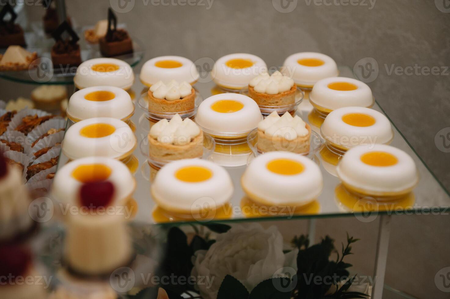 Nachspeisen mit Früchte, Mousse, Kekse. anders Typen von Süss Gebäck, klein bunt Süss Kuchen, Makronen, und andere Nachspeisen im das Süss Büfett. Süßigkeiten Bar zum Geburtstag. foto