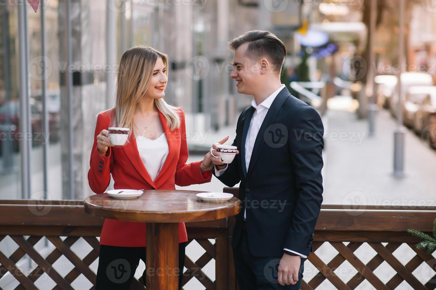 Vorbereitung zum treffen. zwei jung Geschäft Menschen Stehen draußen auf das Stadt Straße halten Unterlagen suchen beim jeder andere lächelnd glücklich Unterseite Aussicht Nahansicht foto