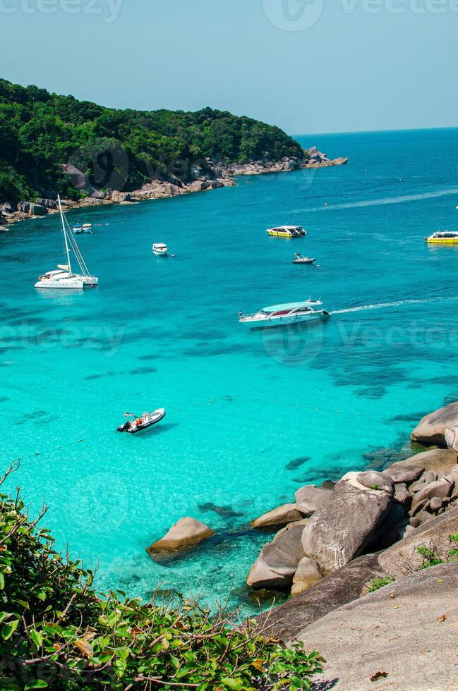 tropisch Inseln von Ozean Blau Meer Wasser und Weiß Sand Strand beim ähnlich Inseln mit berühmt segeln Felsen, Phang nga Thailand Natur Landschaft foto