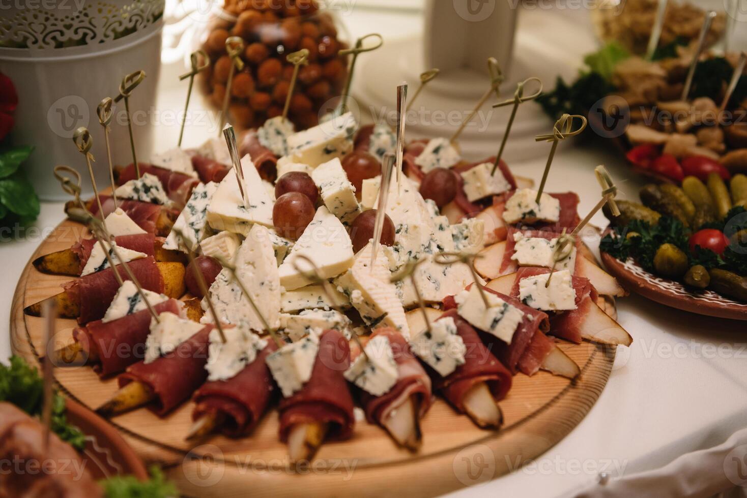 Nachspeisen mit Früchte, Mousse, Kekse. anders Typen von Süss Gebäck, klein bunt Süss Kuchen, Makronen, und andere Nachspeisen im das Süss Büfett. Süßigkeiten Bar zum Geburtstag. foto