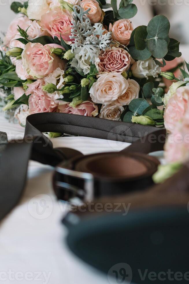 Herren Leder Schuhe, Uhren und Manschettenknöpfe auf das Hintergrund von ein braun Tisch. Kleidung Zubehör Geschäftsmann. Konzept von Bräutigame Zubehör beim Hochzeit Tag foto