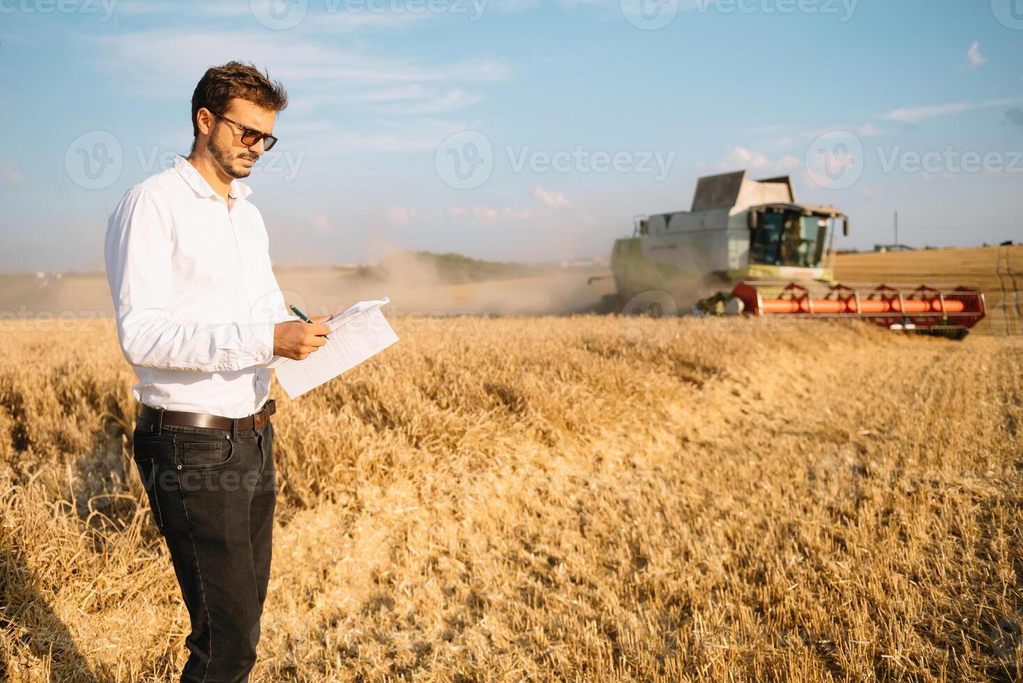 glücklich Farmer im das Feld Überprüfung Mais Pflanzen während ein sonnig Sommer- Tag, Landwirtschaft und Essen Produktion Konzept foto