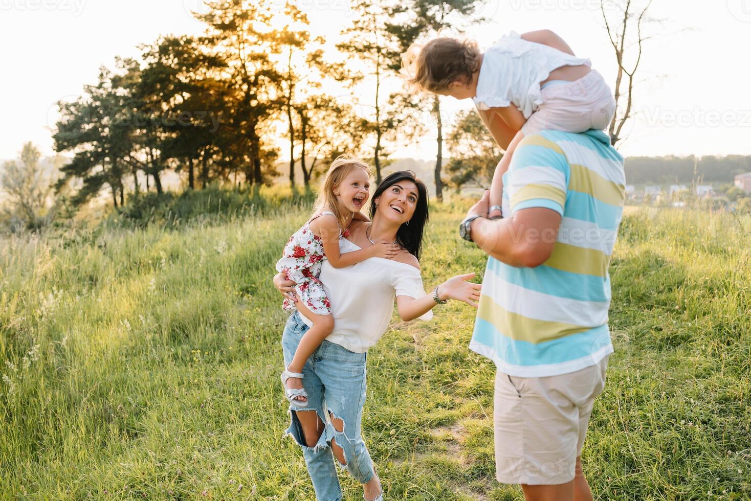 Farbe Foto von lächelnd jung Eltern und zwei Kinder, sich ausruhen und haben Spaß im Natur. Liebe, Familie und glücklich Kindheit Lebensstil Konzept.