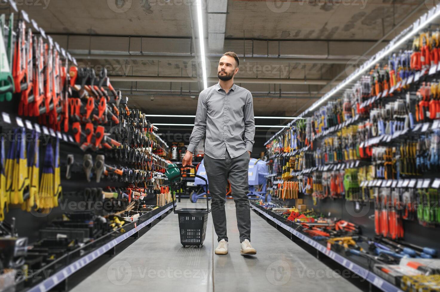 ein Käufer im ein Hardware- speichern, Konzept Zuhause Renovierung foto