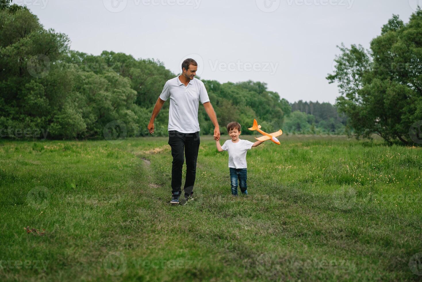 Vater und Sohn spielen im Flieger. Übermensch Papa und Sohn haben Spaß. Phantasie und Träume von Sein ein Pilot. Kind Pilot mit Flugzeug auf Väter zurück. Reise und Ferien im Sommer. Freiheit. foto