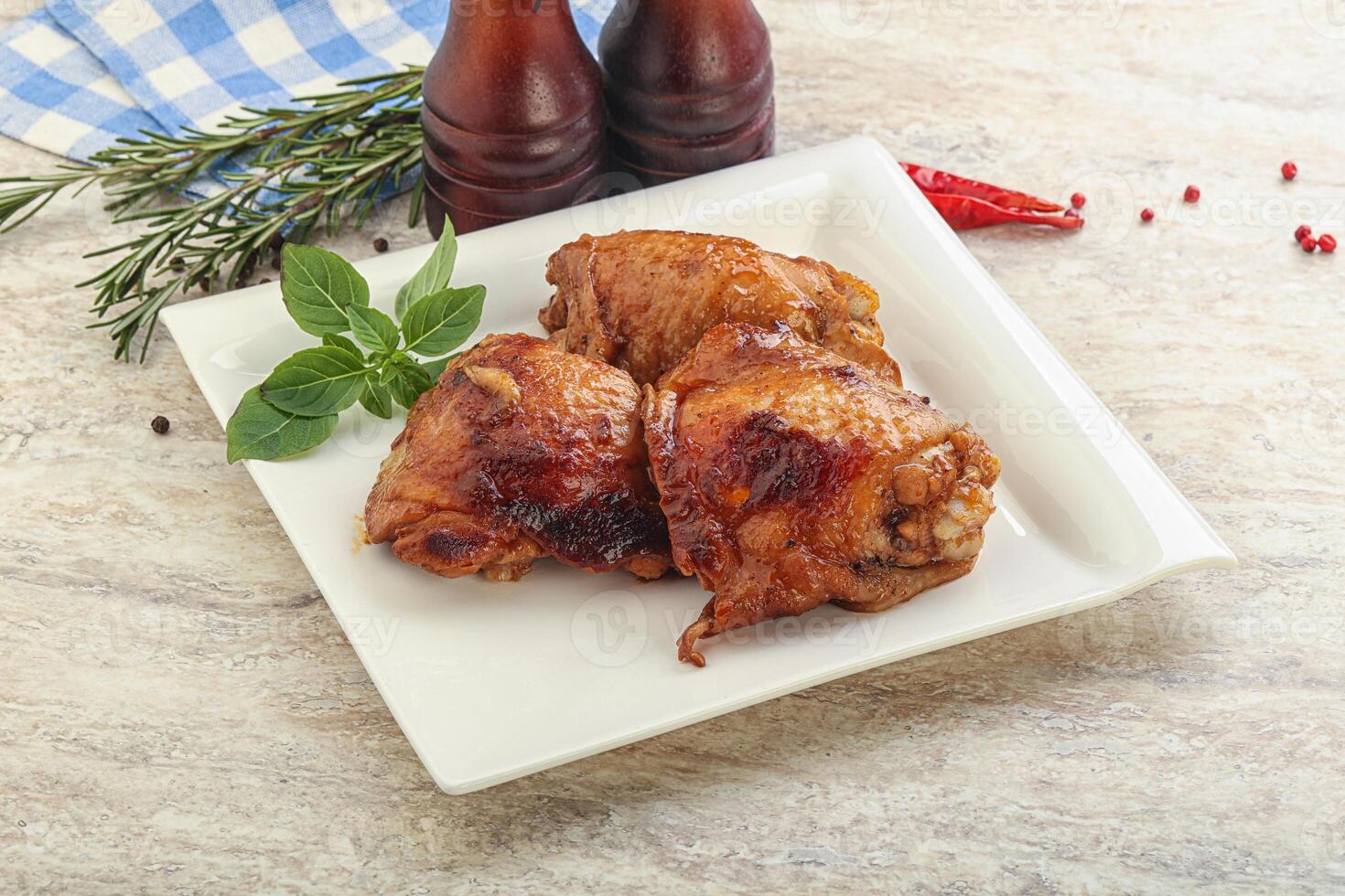 Gebratene Hühnerkeule mit pikanter Sauce foto