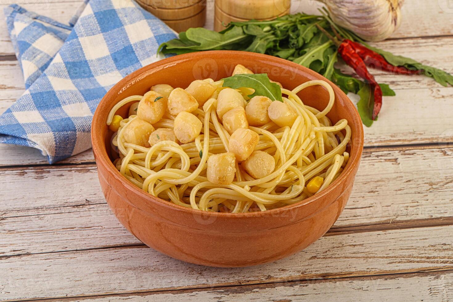 lecker Pasta mit Jakobsmuschel Meeresfrüchte foto