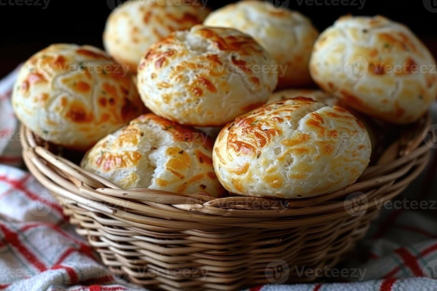 pao de queijo Brasilianer Käse Brot im das Küche Tabelle Fachmann Werbung Essen Fotografie foto