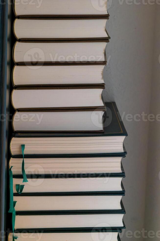 Stapel von Bücher auf oben von jeder andere foto