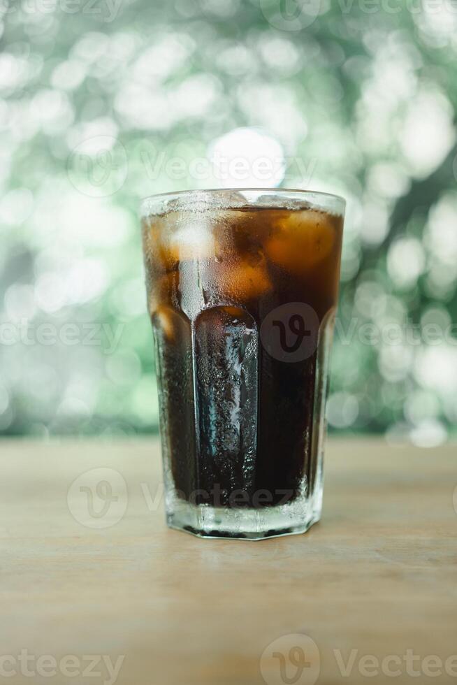vereist schwarz Kaffee oder vereist Americano auf Holz Tabelle foto