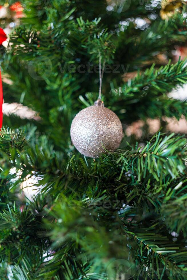 Silber Ball auf Weihnachten Baum foto