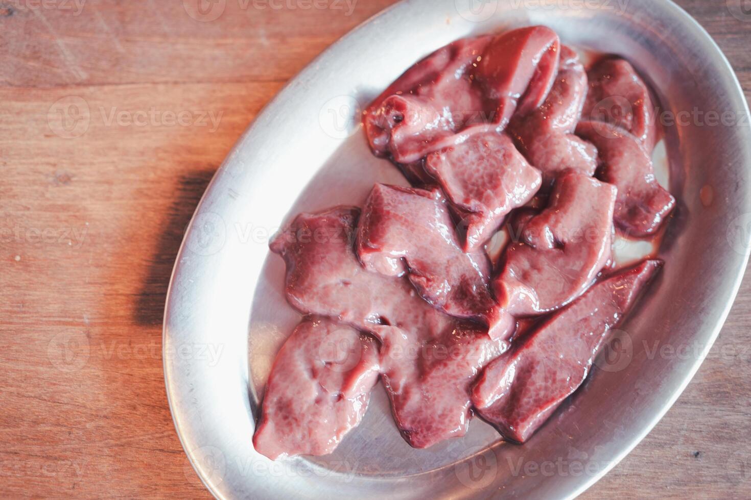 roh Schweinefleisch Leber. gesund Essen Zutat, Quelle von Eisen. foto