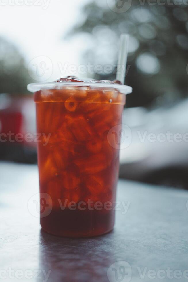 thailändisch schwarz Tee im klar Plastik nehmen Weg Tasse foto