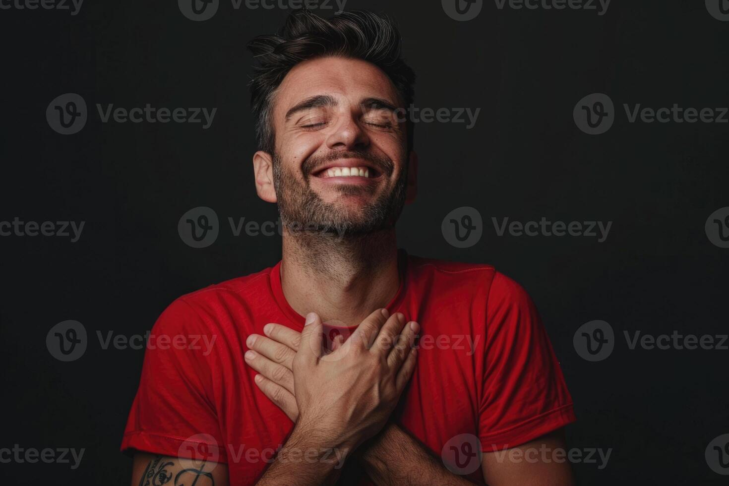 jung Mann im rot Hemd lächelnd mit Dankbarkeit Gesundheit Konzept. foto