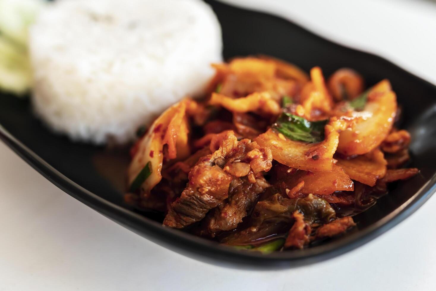 gebraten Schweinefleisch Scheiben mit Chinesisch Kohl und Kimchi, Koreanisch Küche foto