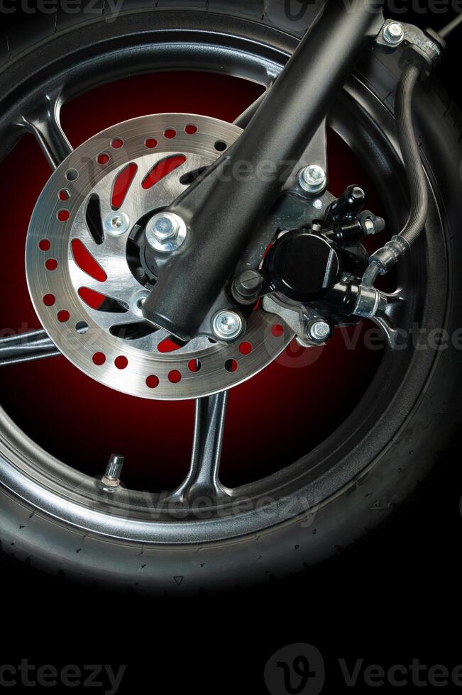 ein Vorderseite Rad Rabatt Bremse von rot Roller Art Motorrad. foto