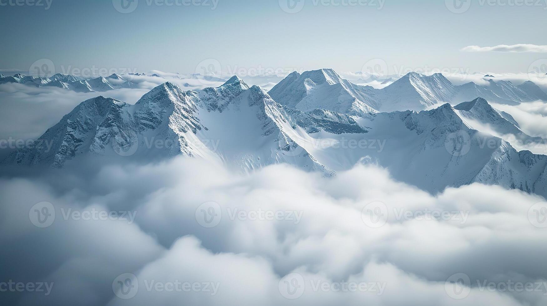 majestätisch schneebedeckt Berg Gipfel über das Wolken foto