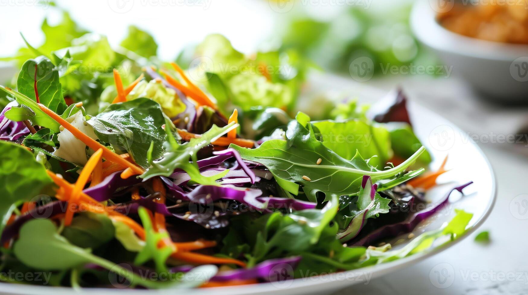 schließen oben Schuss von von ein asiatisch Sesam Ingwer Salat auf ein Weiß Hintergrund foto