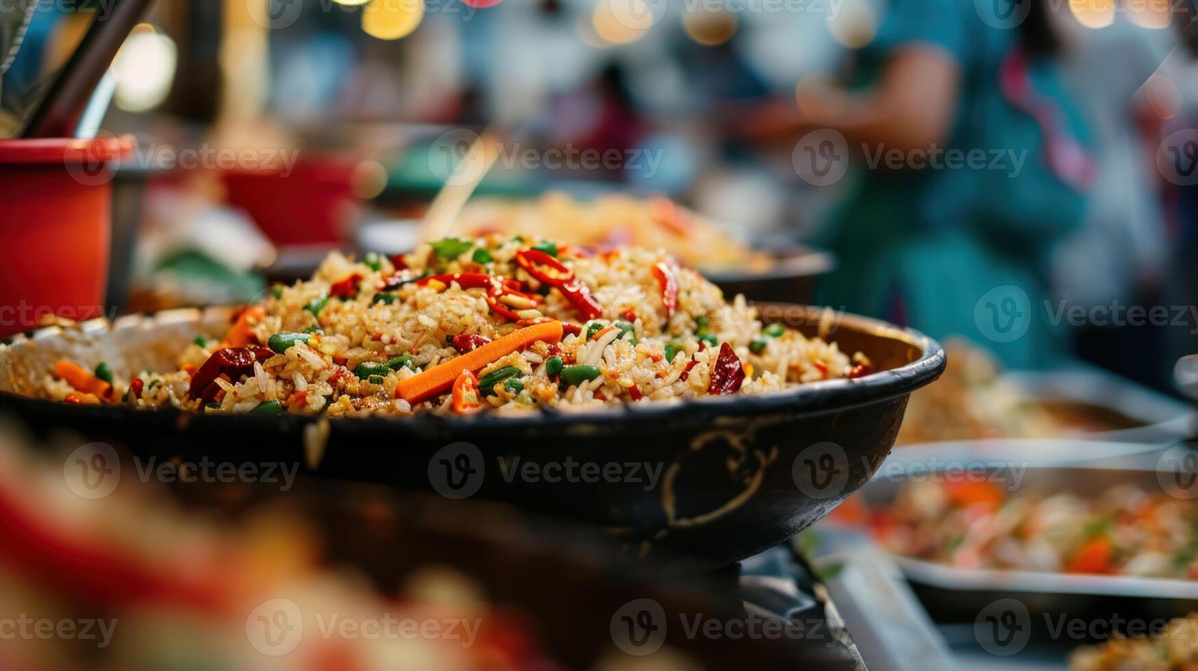 würzig gebraten Reis gegen ein geschäftig draussen Essen Stall foto