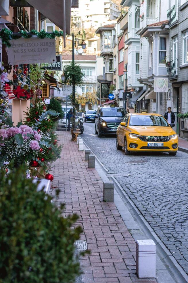 Istanbul, Truthahn - - Dezember 29, 2023. charmant europäisch Straße mit bunt Gebäude und Kopfsteinpflaster Straße. foto