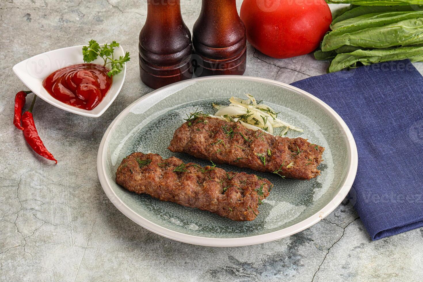 Kebab mit Rindfleisch serviert Zwiebel foto