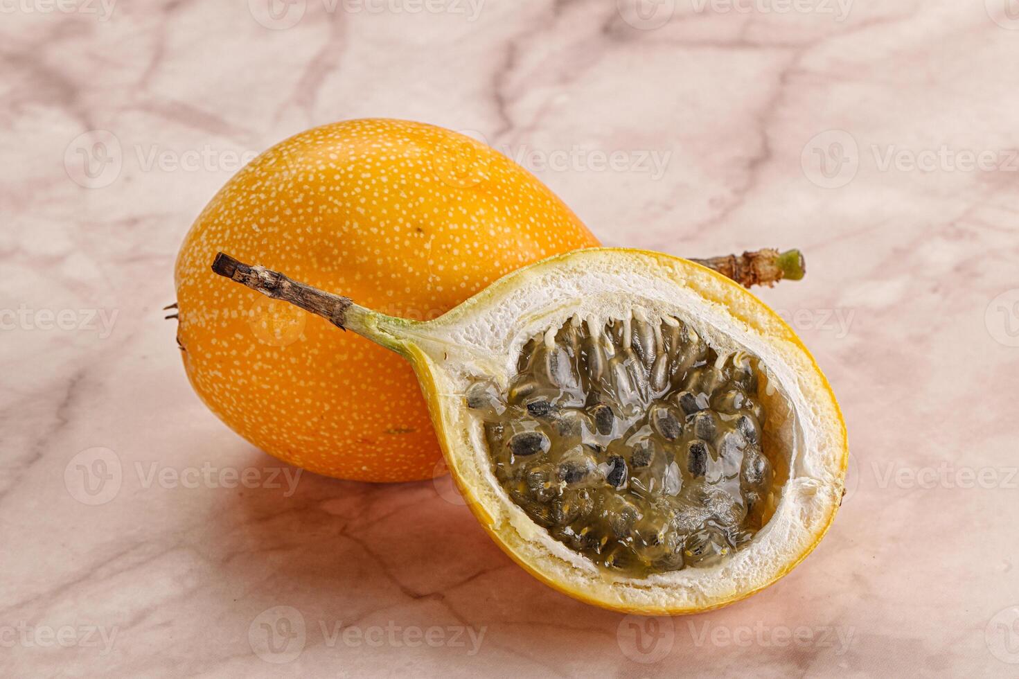 Gelb Granadilla mit Schnitt Hälfte foto