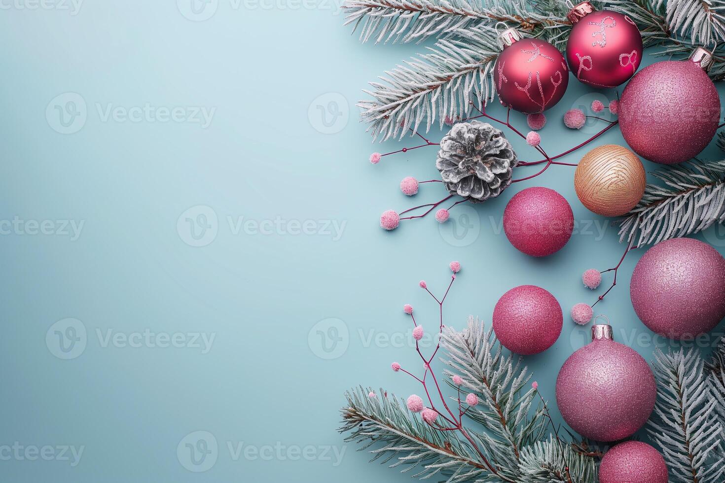 schick Weihnachten Komposition mit Rosa und Silber Ornamente auf ein Sanft Blau Hintergrund foto