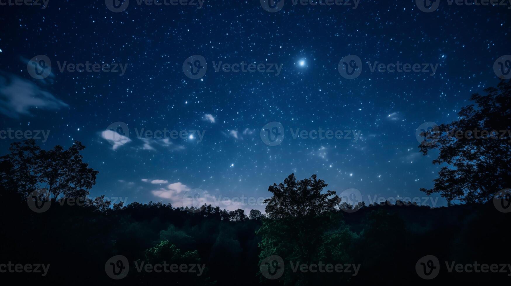 Nacht Himmel Hintergrund mit sternenklar Überdachung Über ein still bewaldet Berg Landschaft foto